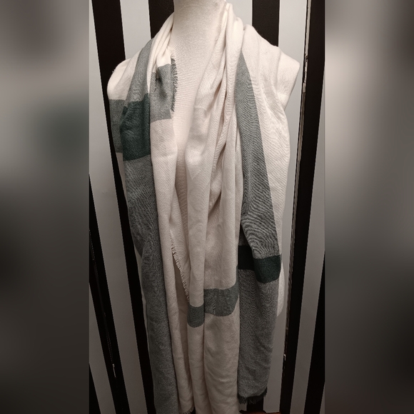 Long rectangular knit scarf - Picture 3 of 6